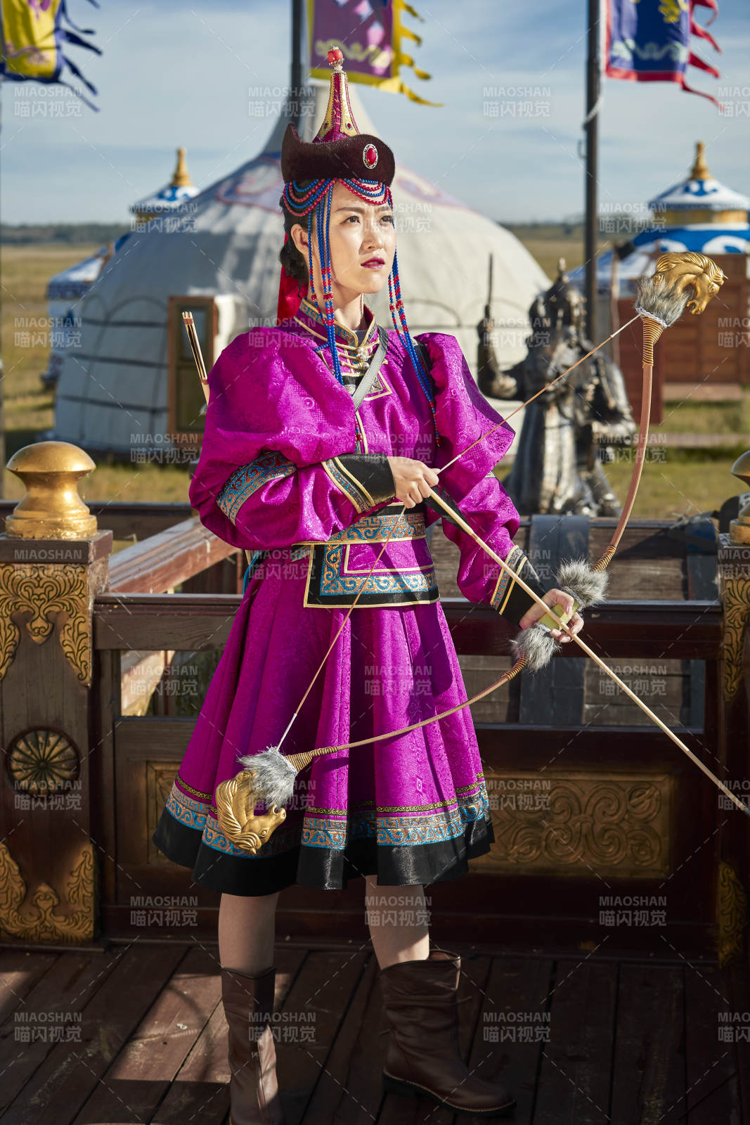 蒙古包前身穿蒙古族飾手持弓箭的蒙族少女