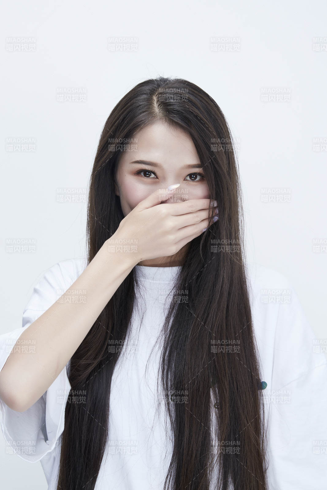 穿白色長T血襯展示各種表情的長發少女人像