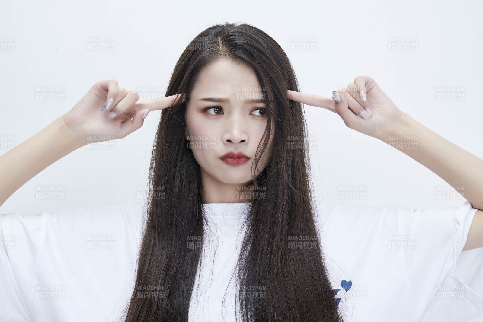 穿白色长T血衬展示各种表情的长发少女人像