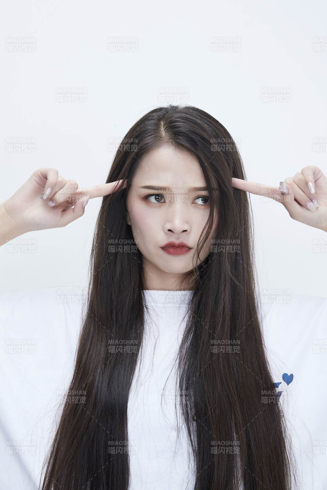 穿白色長T血襯展示各種表情的長發少女人像