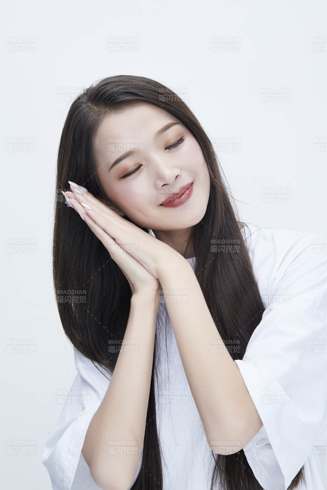 穿白色長T血襯展示各種表情的長發少女人像