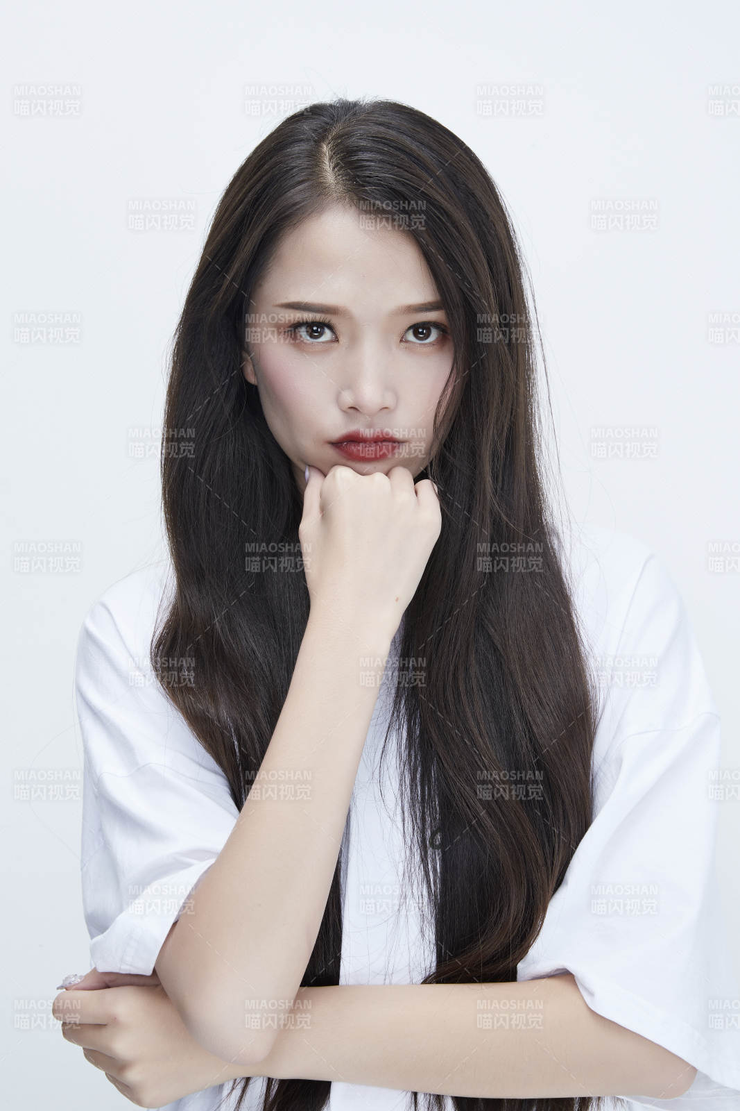 穿白色長T血襯展示各種表情的長發少女人像