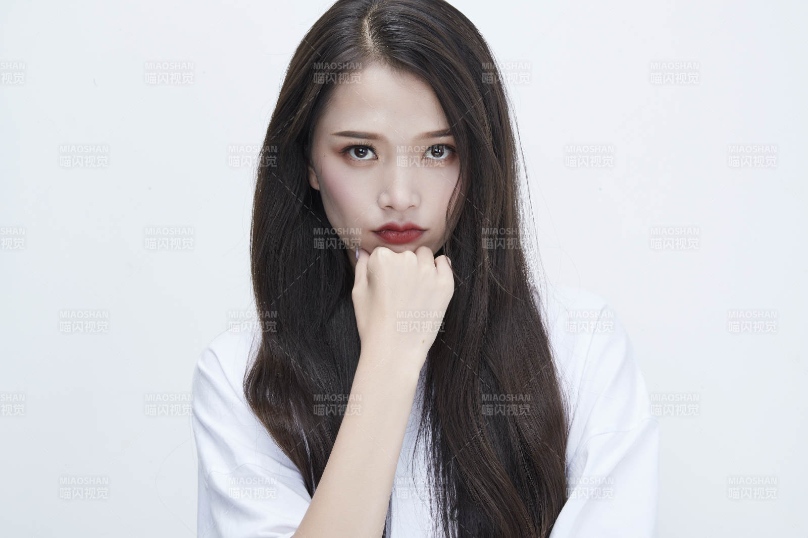 穿白色長T血襯展示各種表情的長發(fā)少女人像