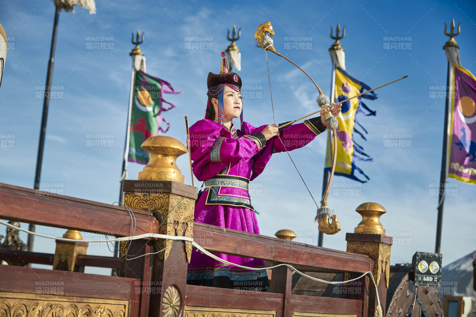 蒙古包前身穿蒙古族飾手持弓箭的蒙族少女