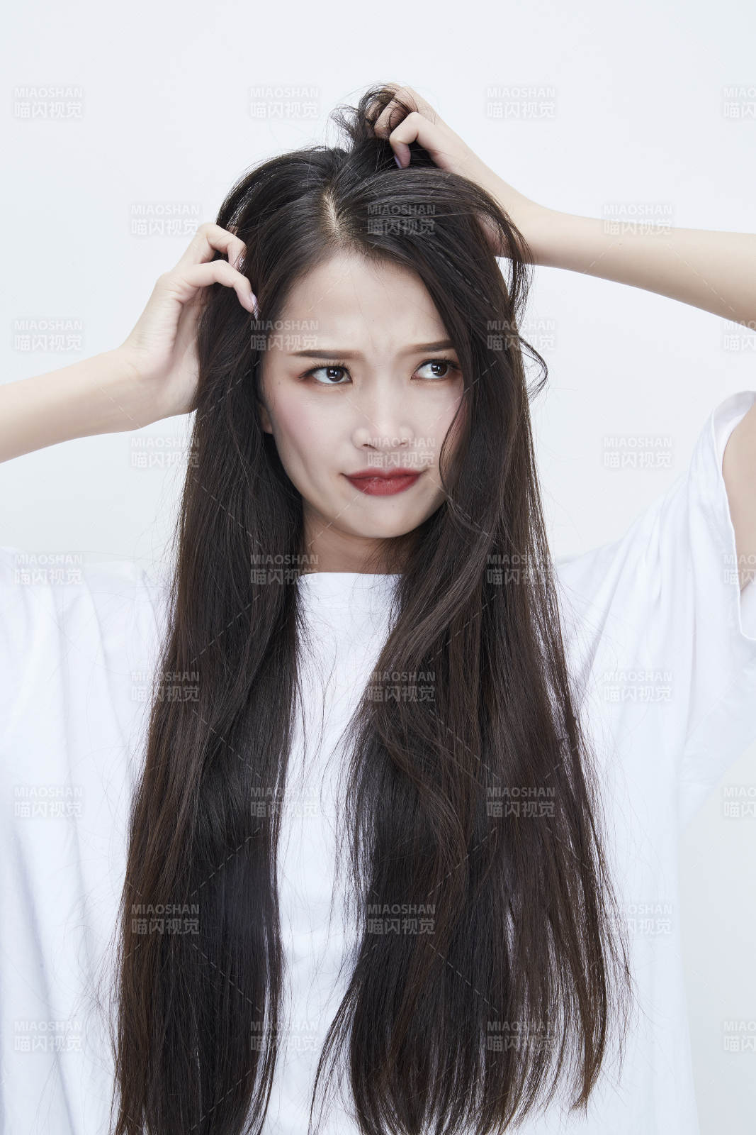 穿白色長T血襯展示各種表情的長發少女人像