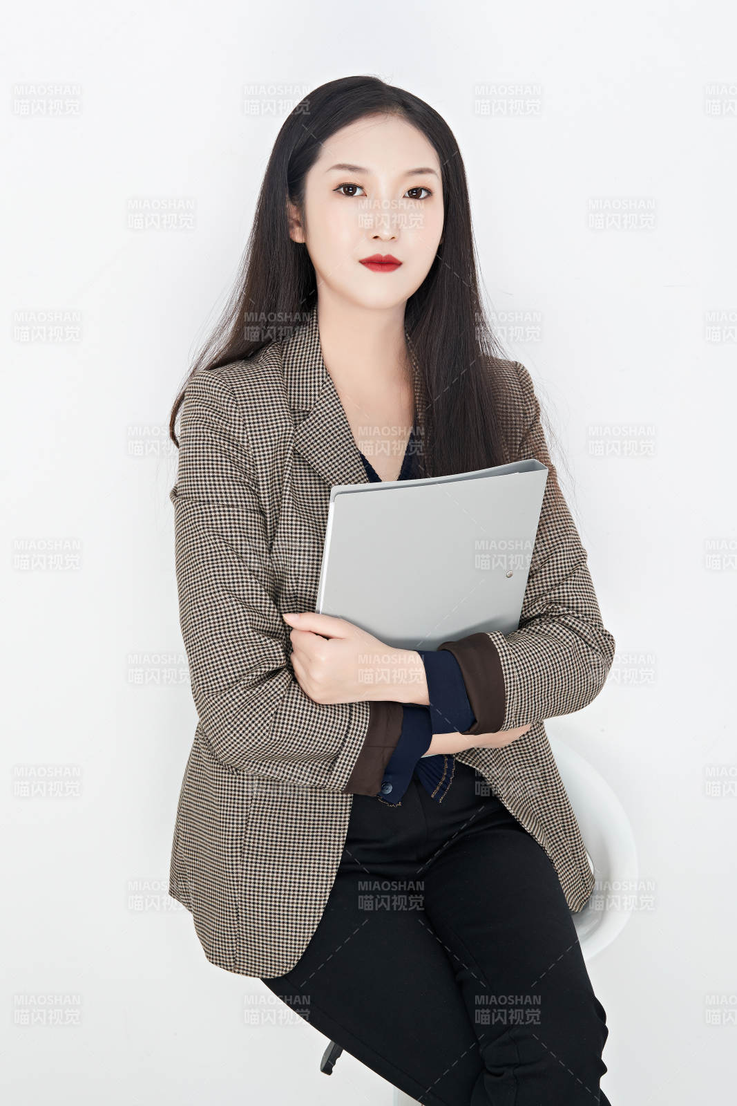 白色背景下的美麗商務女性肖像