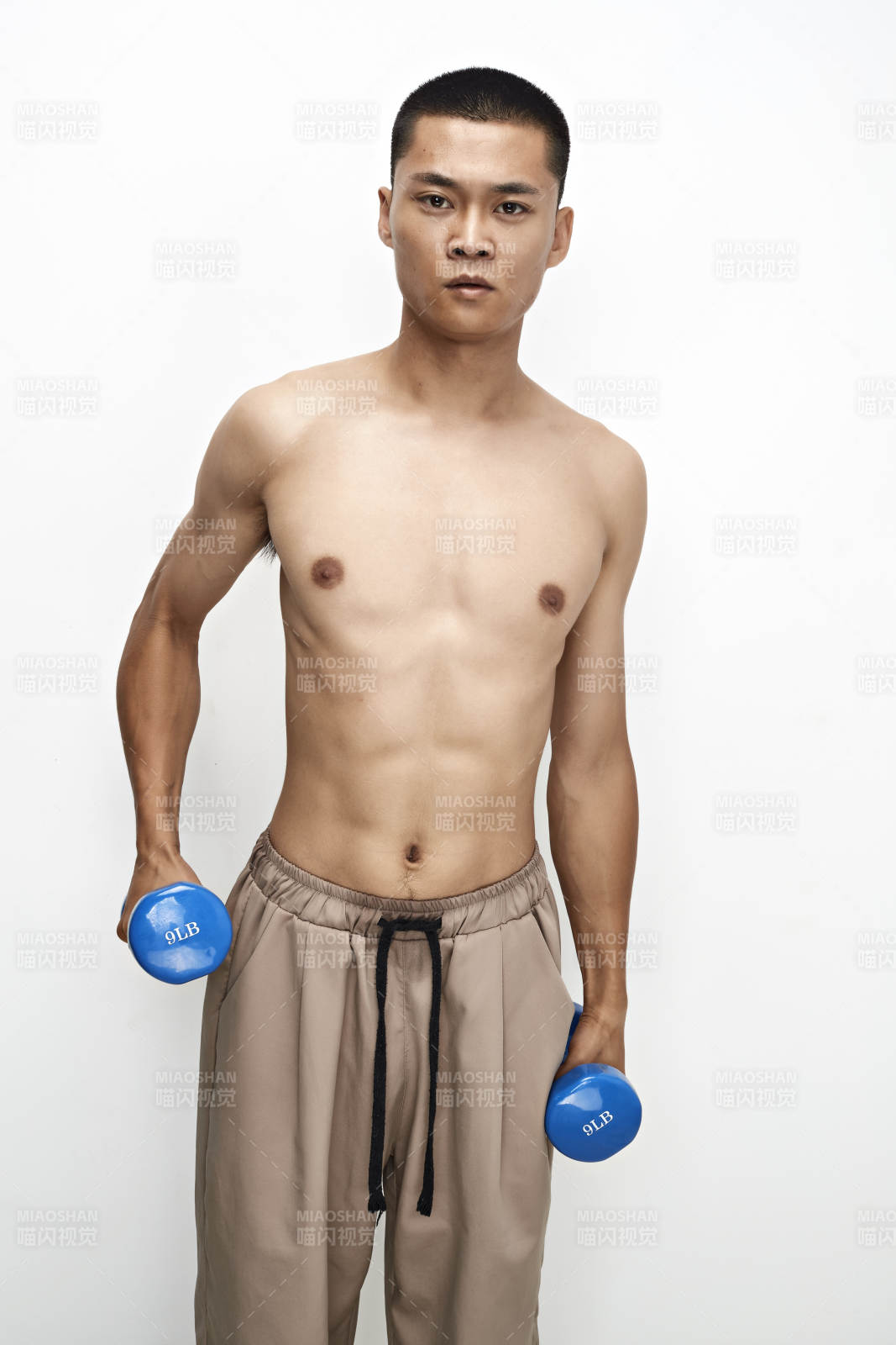 使用啞鈴進行健身鍛煉的亞洲男性