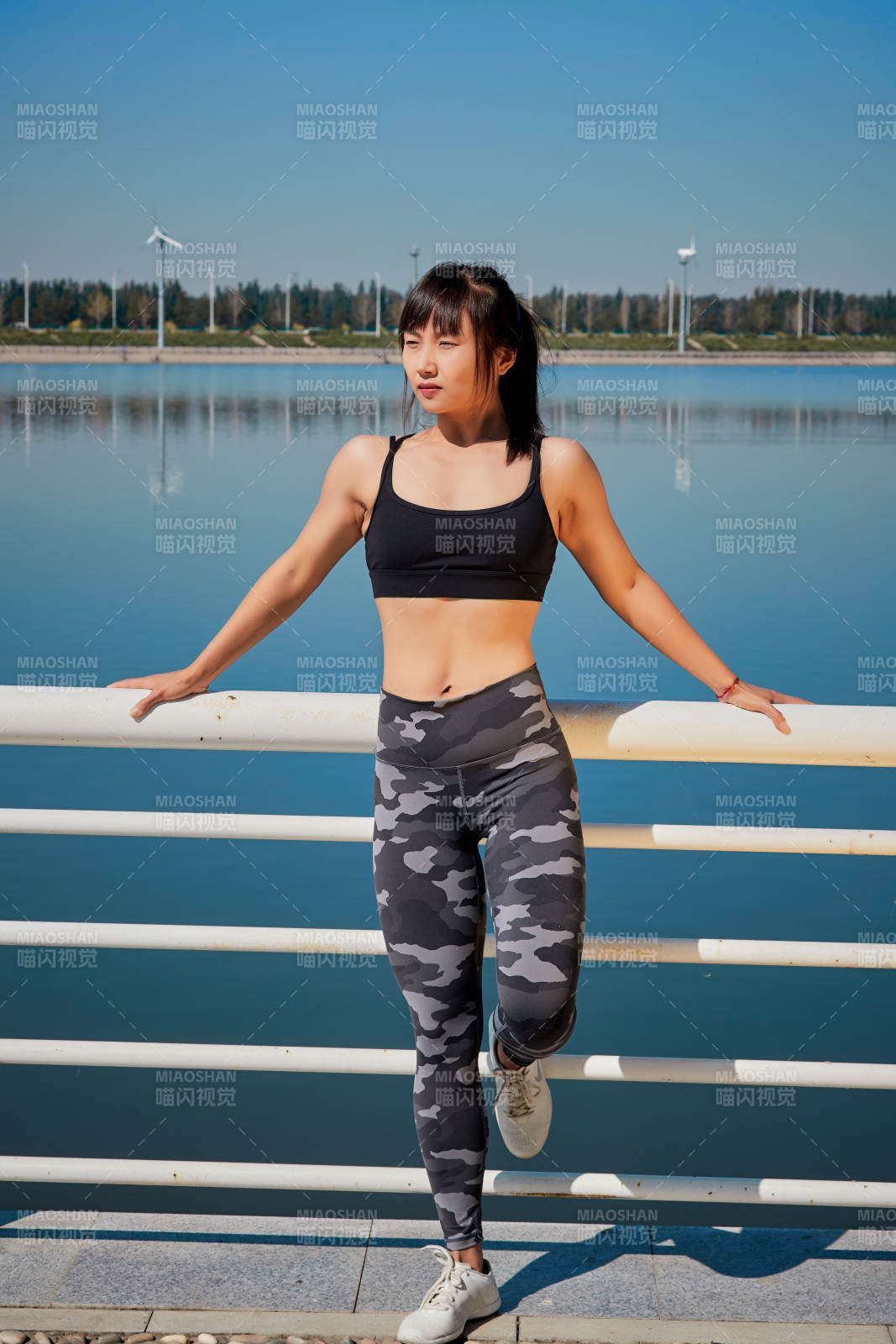 户外河畔公园进行跑步锻炼的亚洲女性