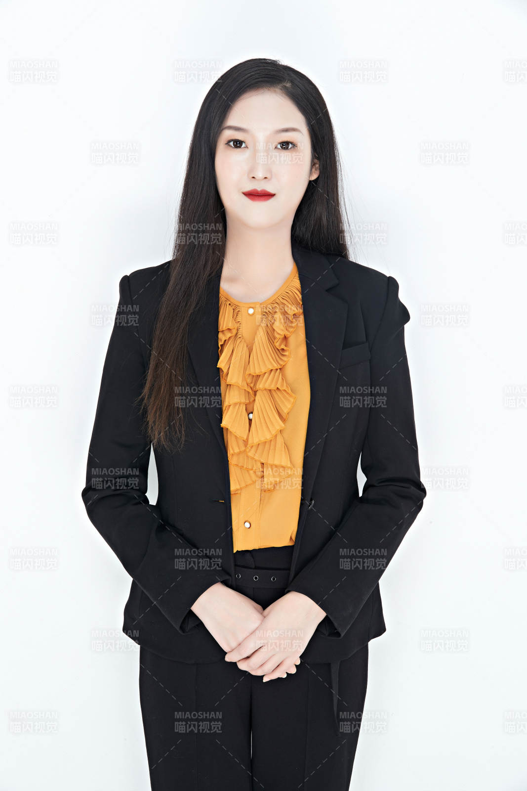 白色背景下的美麗商務女性肖像