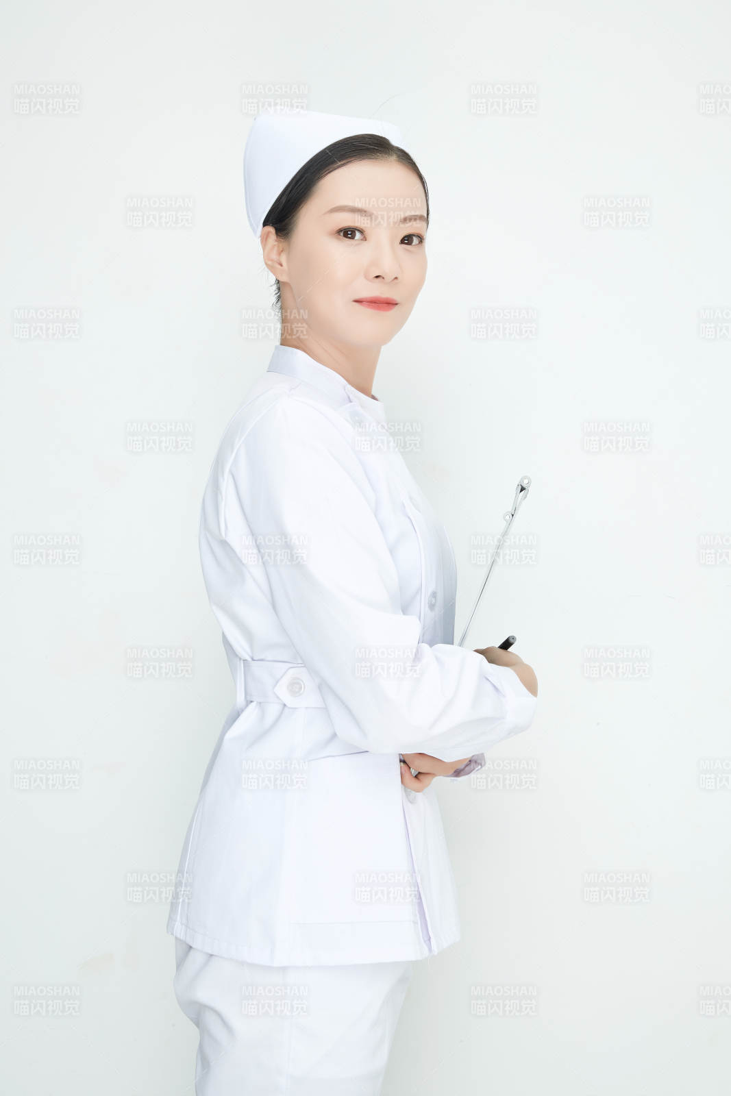 白背景里穿護士服手持病歷夾的美女護士