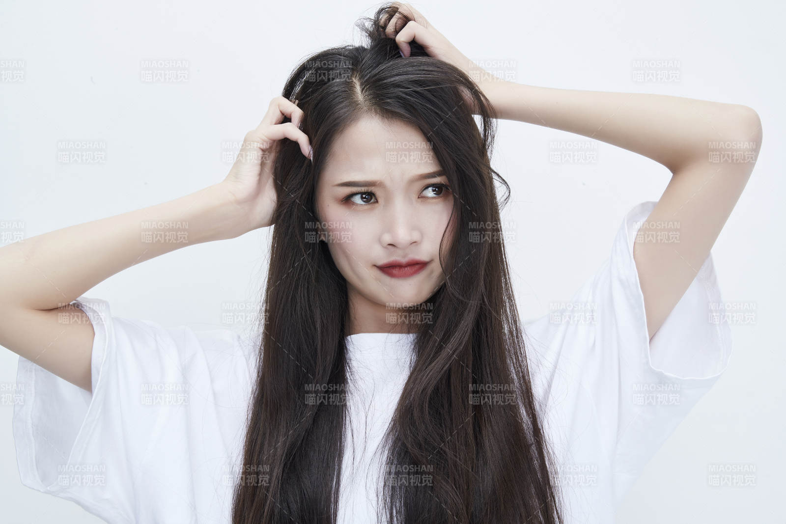 穿白色長T血襯展示各種表情的長發少女人像