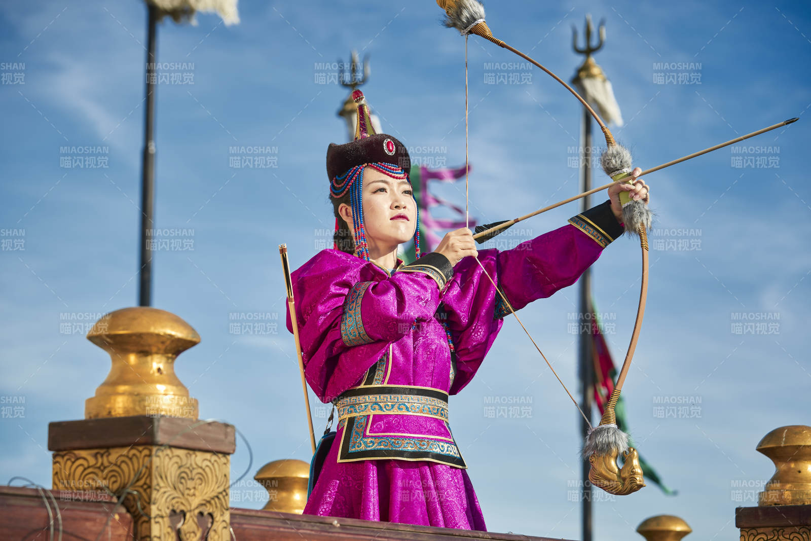 蒙古包前身穿蒙古族飾手持弓箭的蒙族少女
