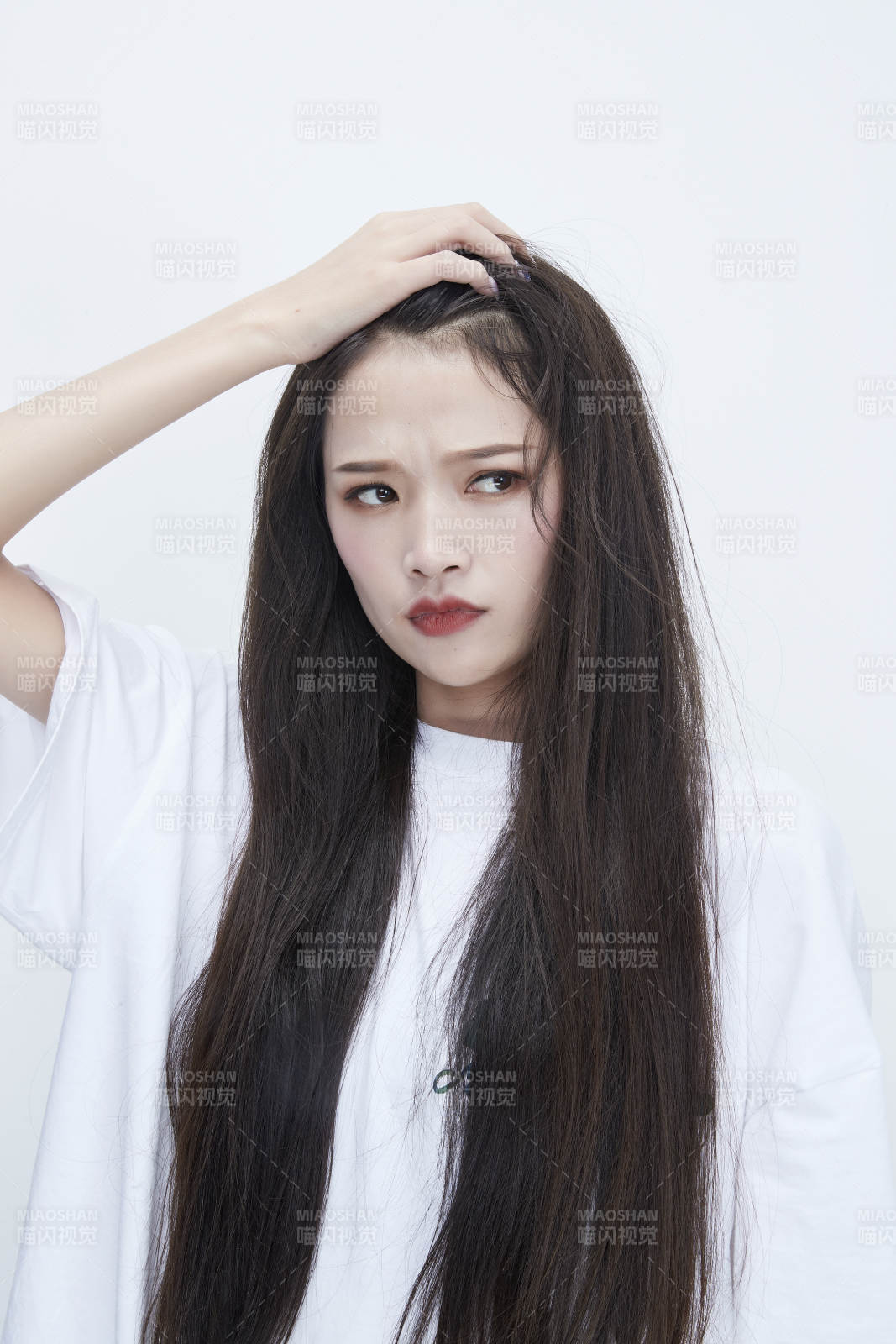 穿白色長(zhǎng)T血襯展示各種表情的長(zhǎng)發(fā)少女人像