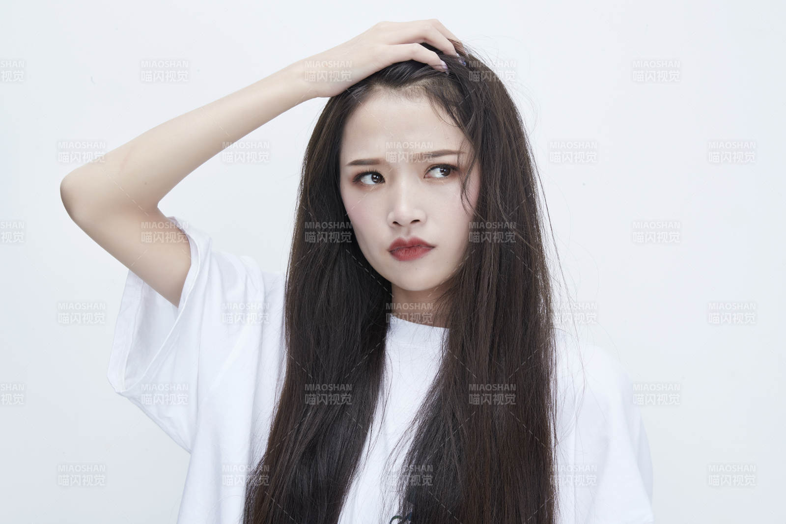 穿白色長T血襯展示各種表情的長發(fā)少女人像