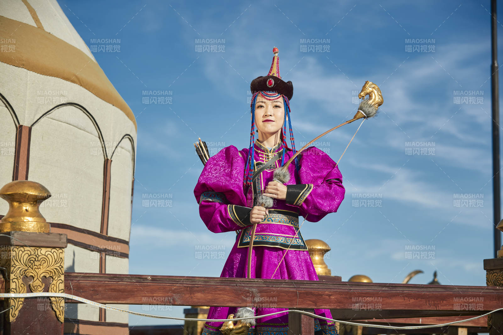 蒙古包前身穿蒙古族飾手持弓箭的蒙族少女