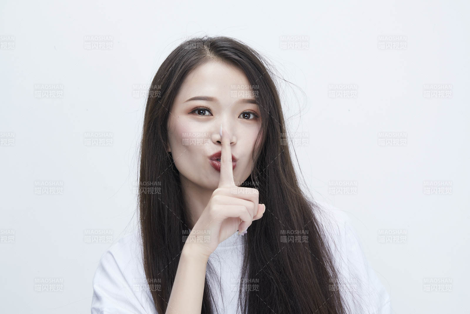 穿白色長T血襯展示各種表情的長發少女人像