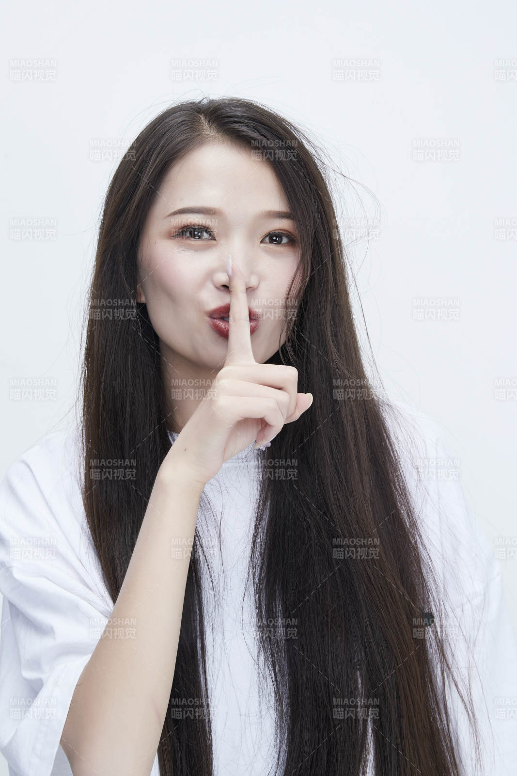 穿白色長T血襯展示各種表情的長發少女人像