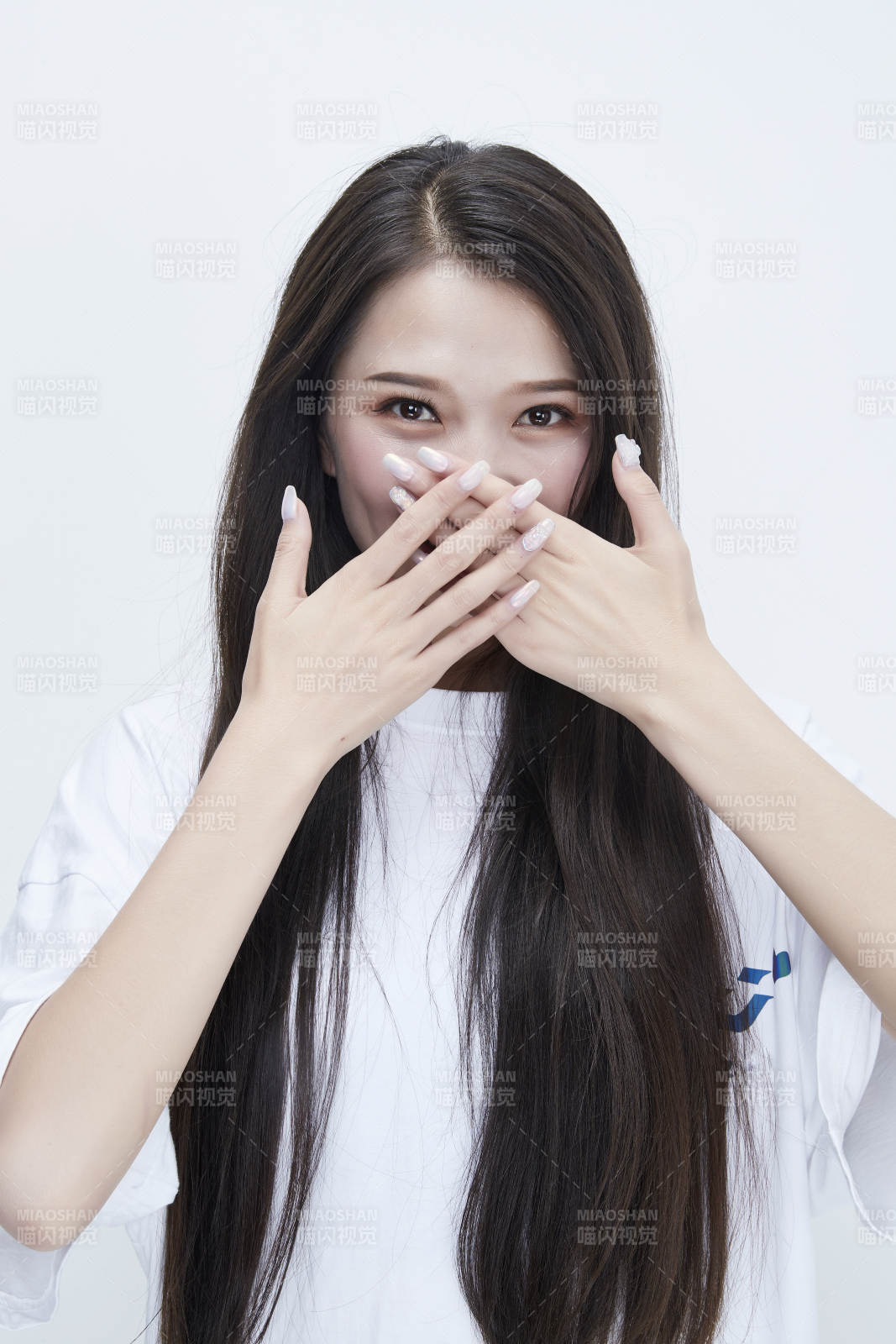 穿白色長T血襯展示各種表情的長發少女人像