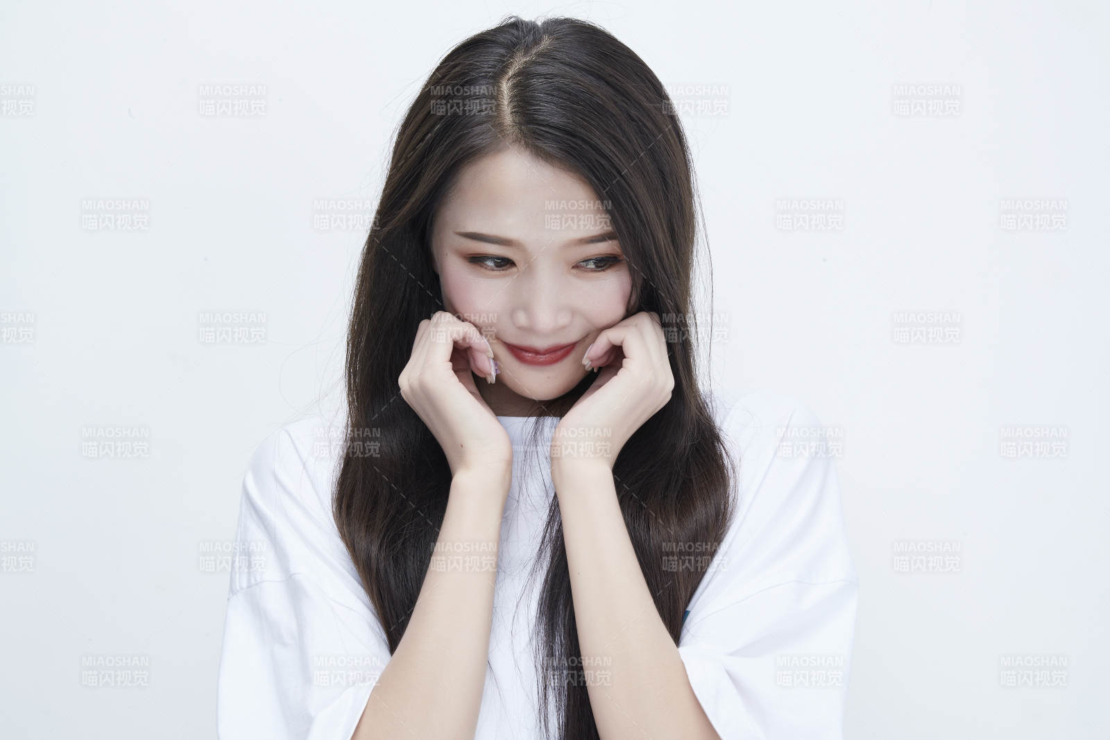 穿白色長T血襯展示各種表情的長發少女人像