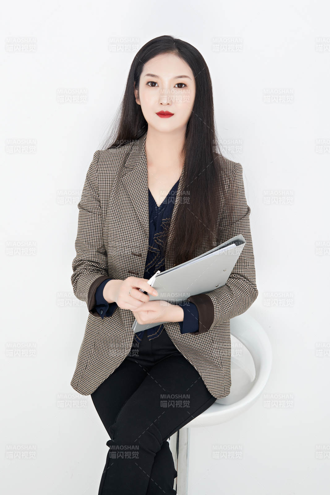 白色背景下的美麗商務(wù)女性肖像