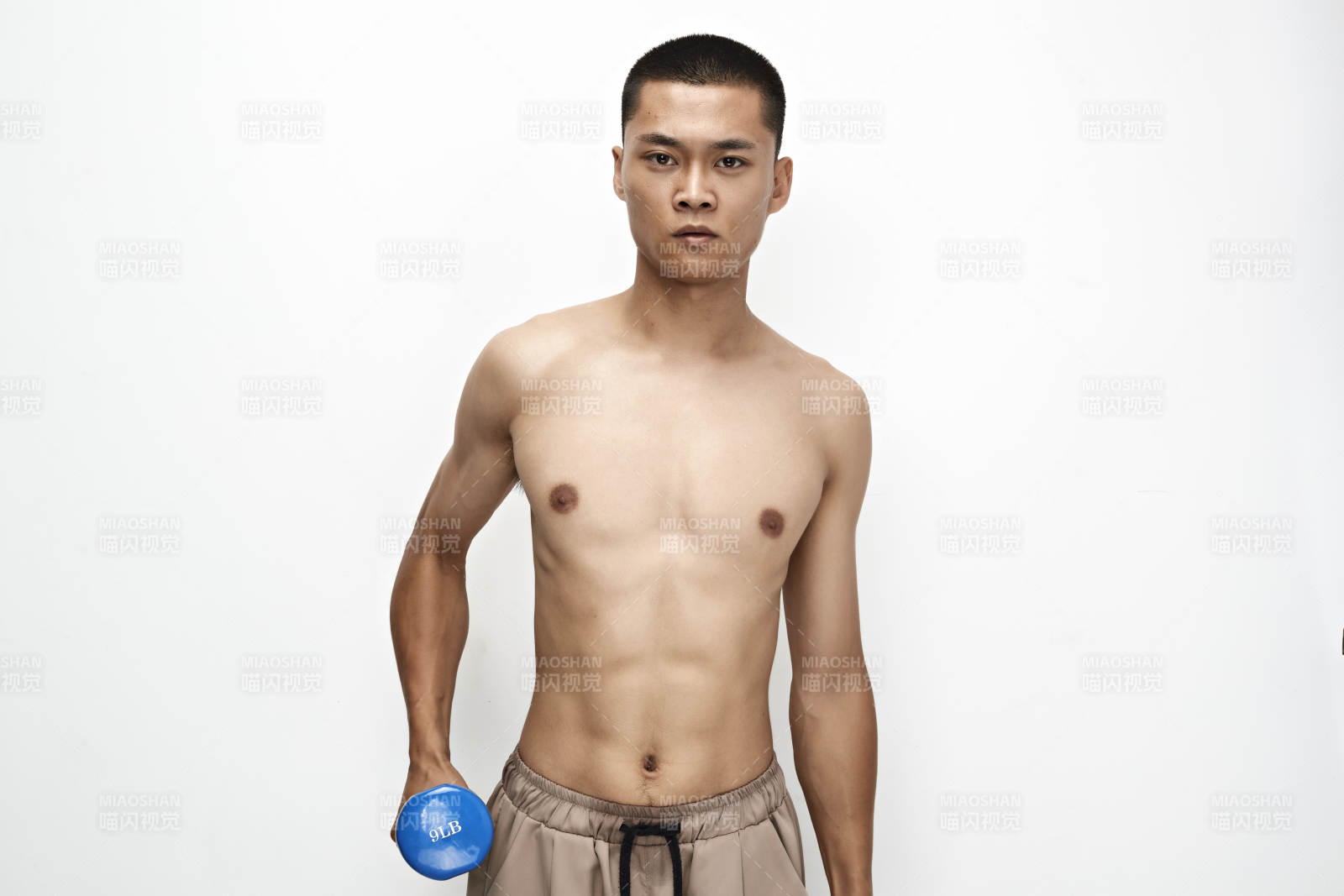 使用啞鈴進行健身鍛煉的亞洲男性