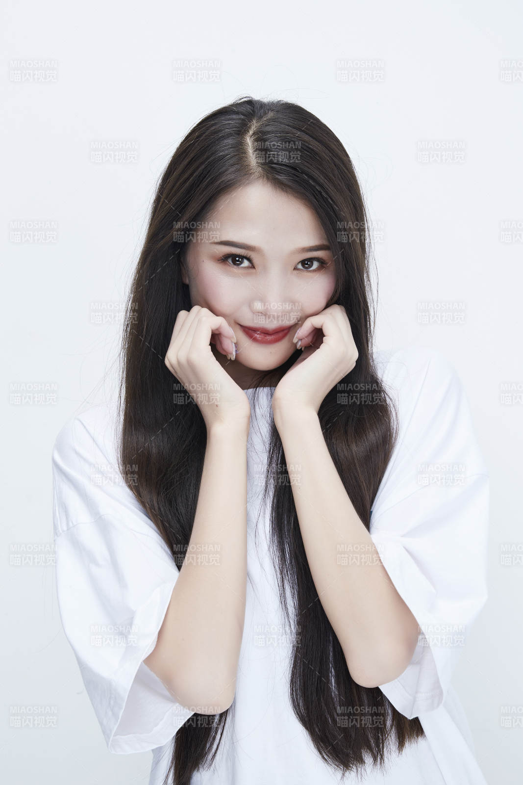 穿白色長T血襯展示各種表情的長發少女人像