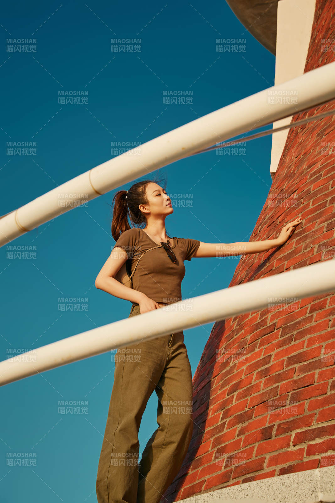 盛夏夕陽(yáng)晚霞湖邊碼頭燈塔上的少女