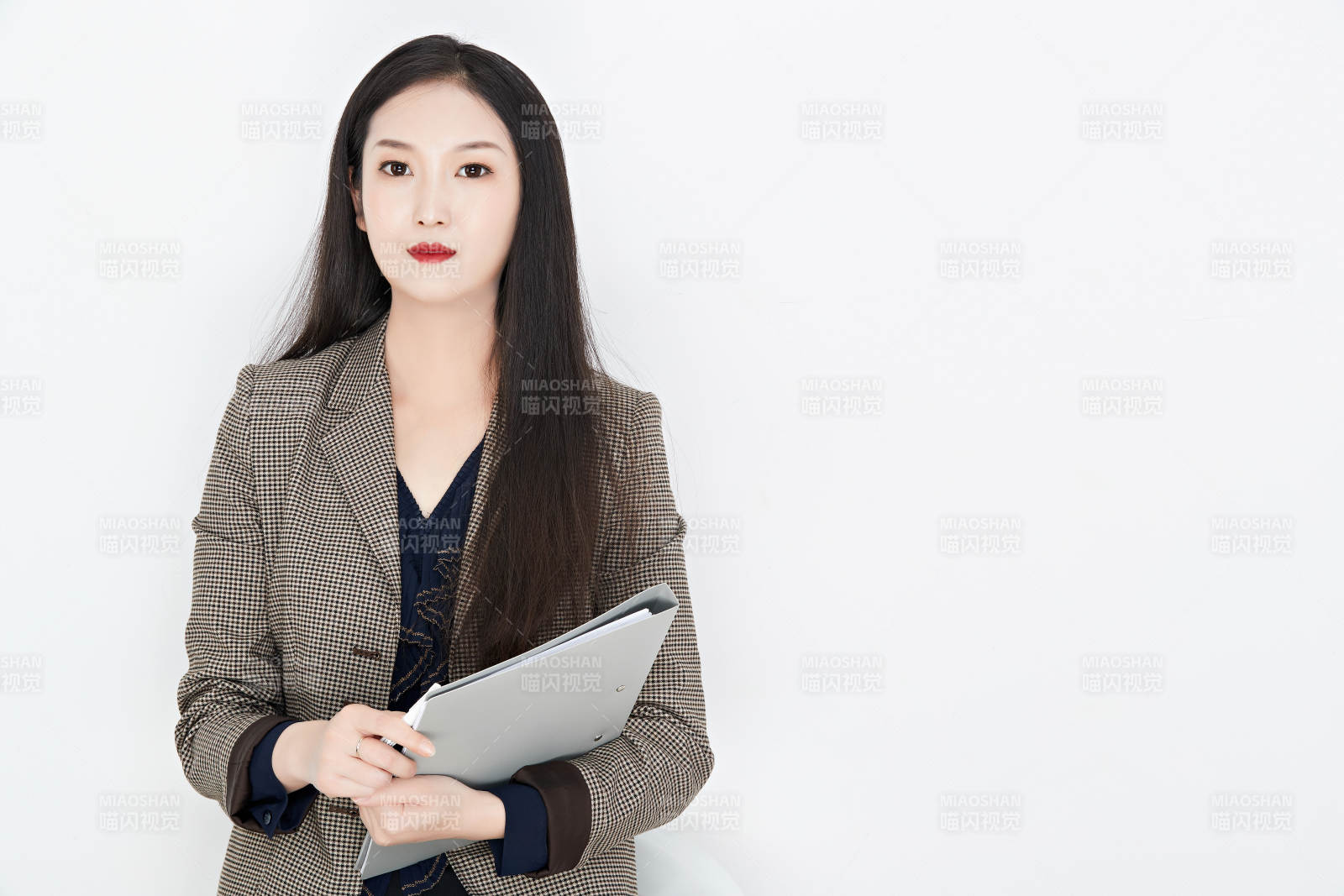 白色背景下的美麗商務女性肖像