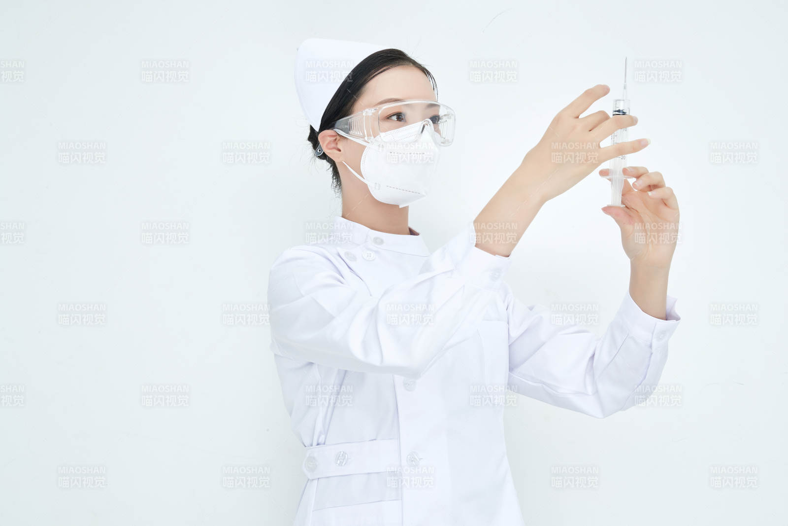 穿護(hù)士服戴口罩手執(zhí)針筒的年輕女護(hù)士