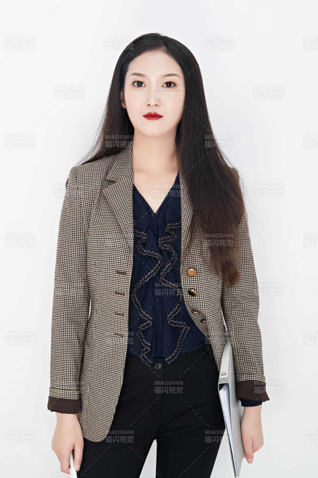 白色背景下的美麗商務女性肖像