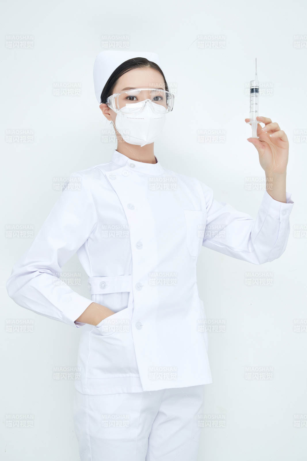 穿護士服戴口罩手執針筒的年輕女護士