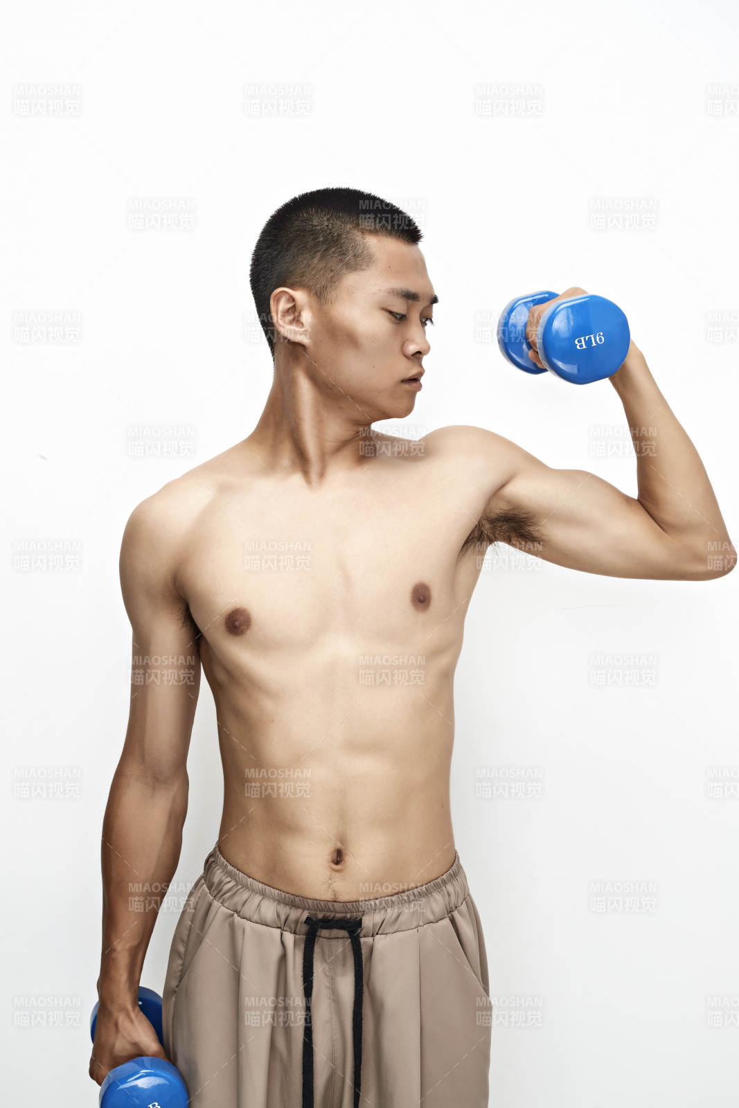 使用啞鈴進行健身鍛煉的亞洲男性