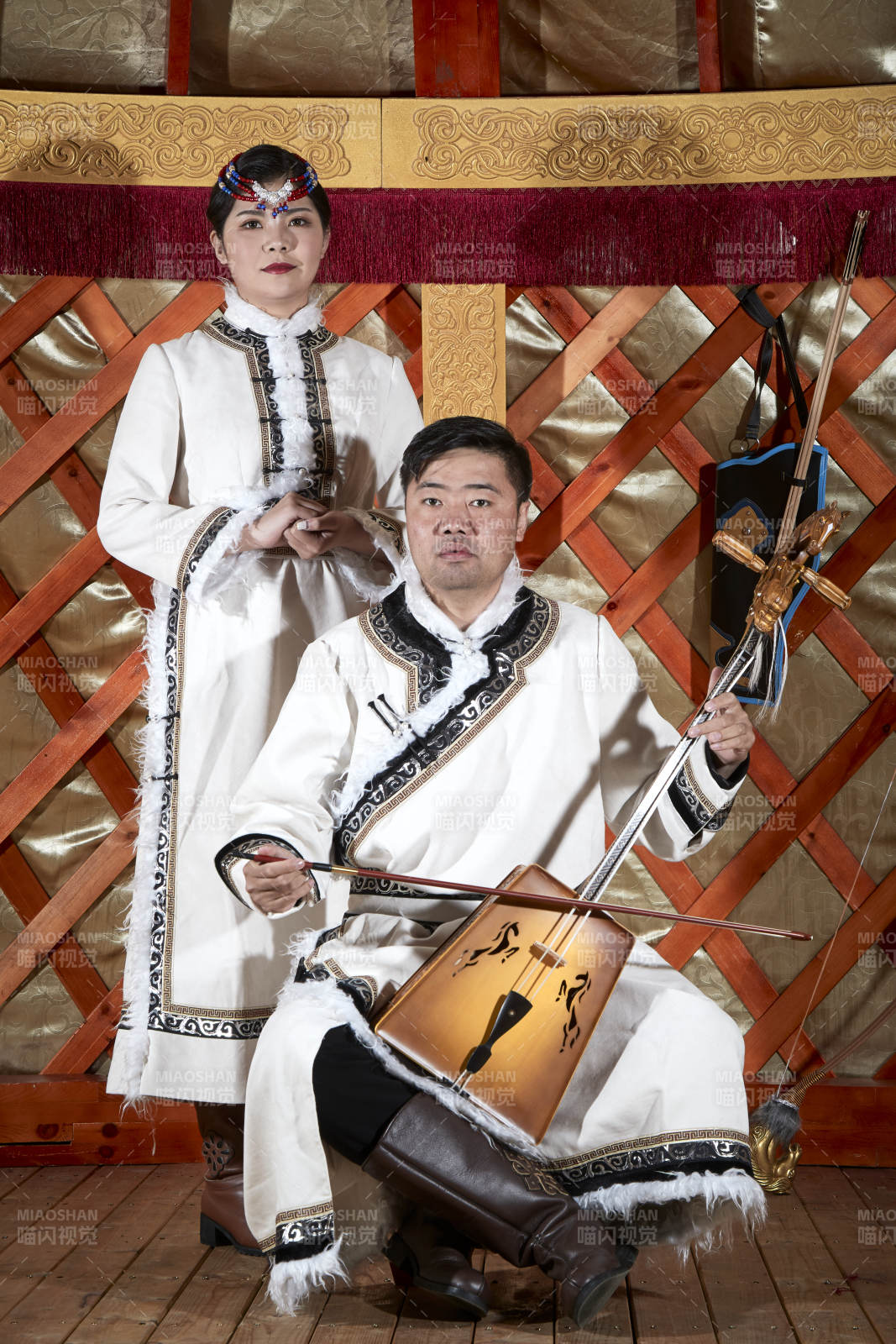 草原上蒙古包里穿蒙古族傳統服飾的年輕夫妻