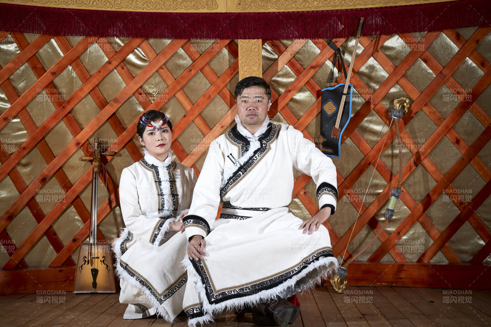 草原上蒙古包里穿蒙古族傳統服飾的年輕夫妻