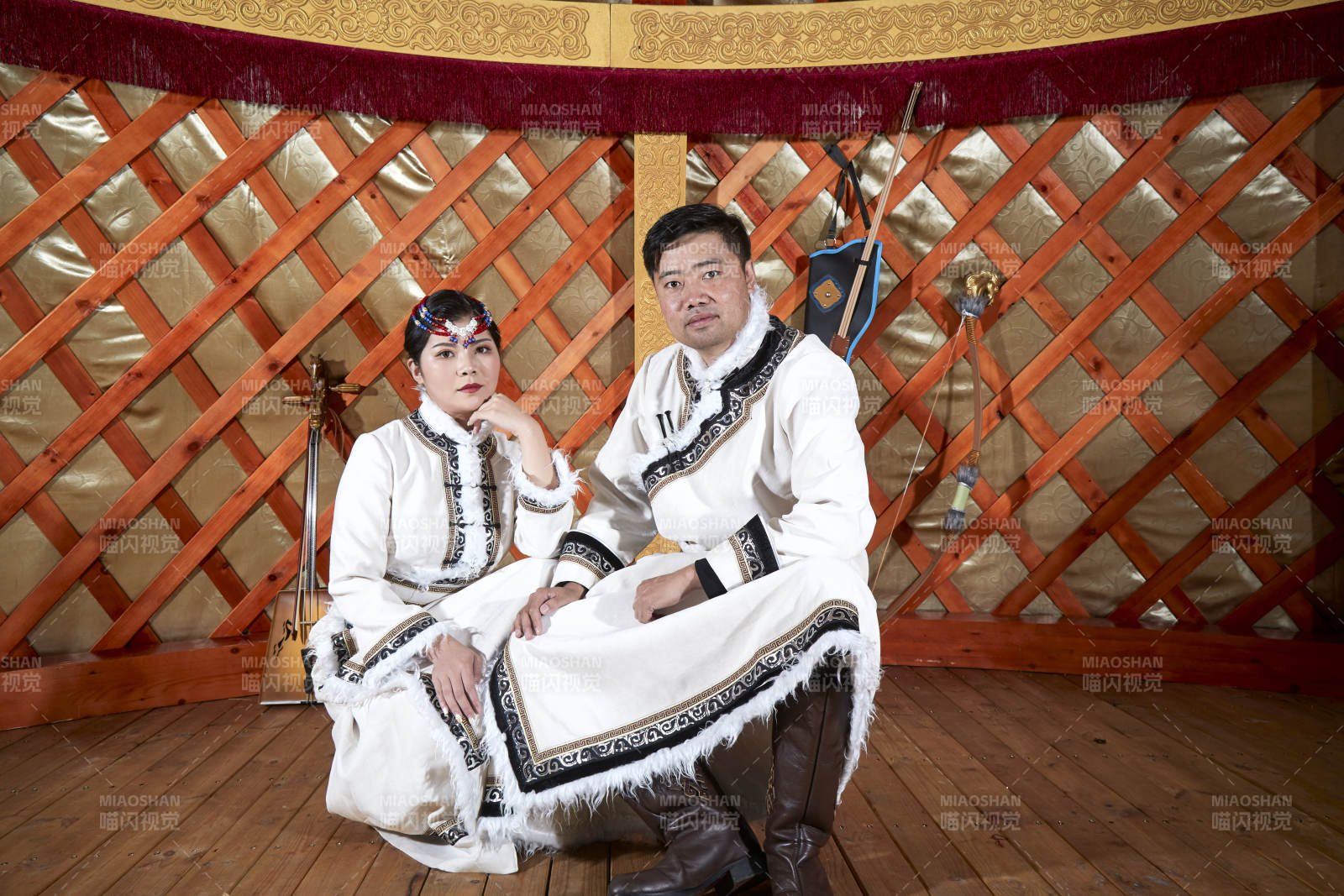 草原上蒙古包里穿蒙古族傳統服飾的年輕夫妻