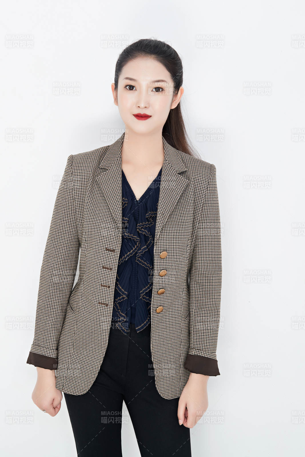 白色背景下的美麗商務(wù)女性肖像