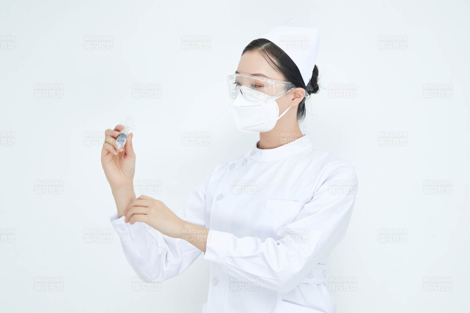 穿護(hù)士服戴口罩手執(zhí)針筒的年輕女護(hù)士