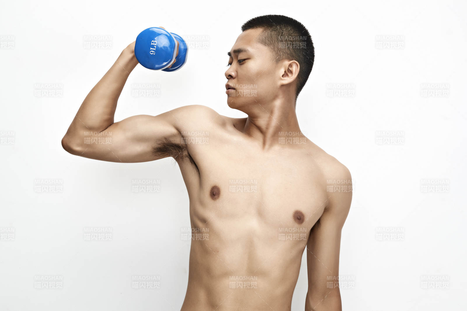 使用啞鈴進行健身鍛煉的亞洲男性