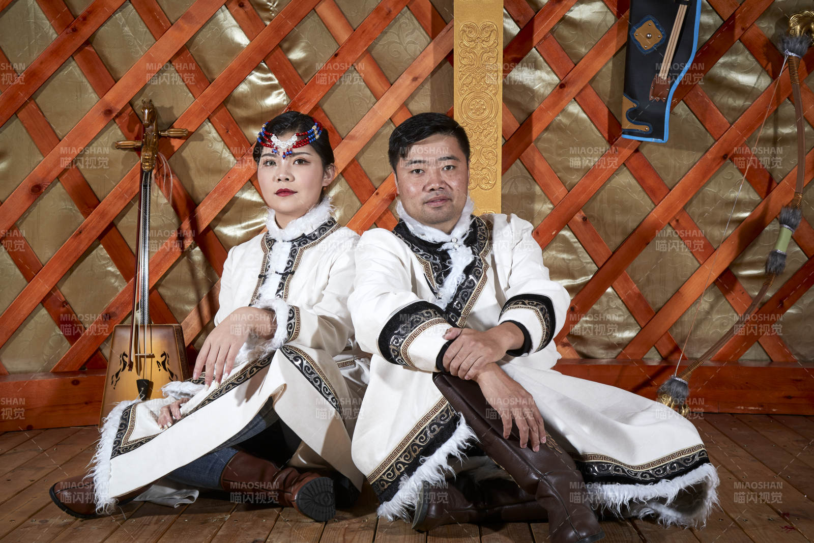 草原上蒙古包里穿蒙古族傳統(tǒng)服飾的年輕夫妻