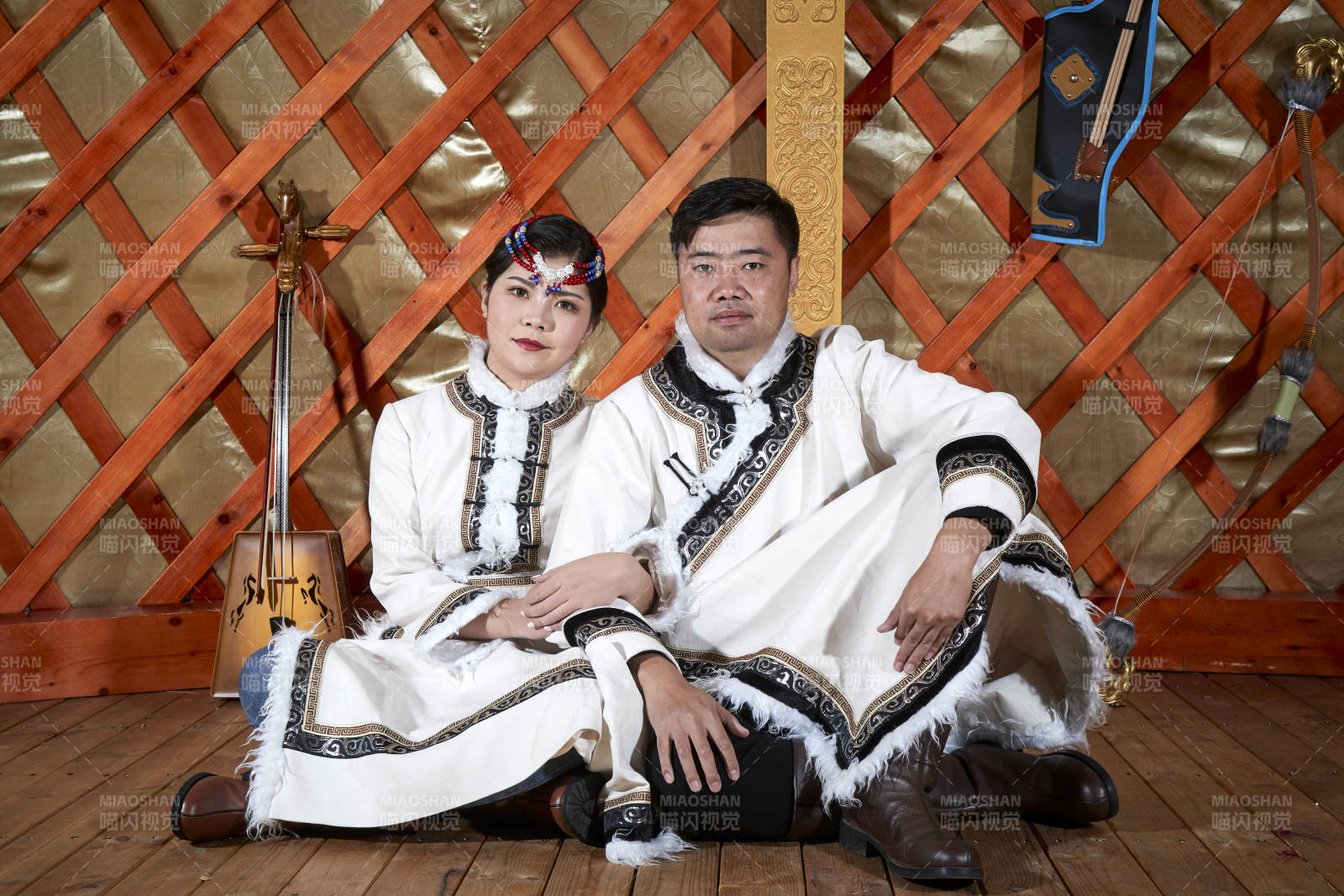 草原上蒙古包里穿蒙古族傳統(tǒng)服飾的年輕夫妻