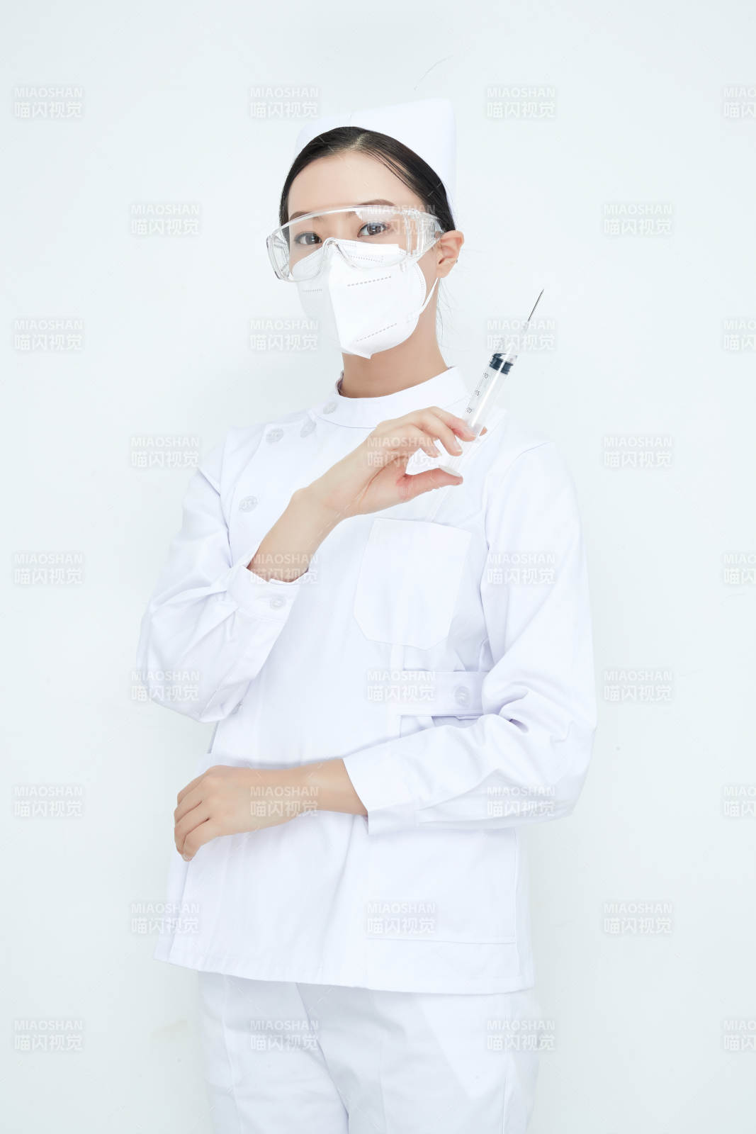穿護士服戴口罩手執針筒的年輕女護士