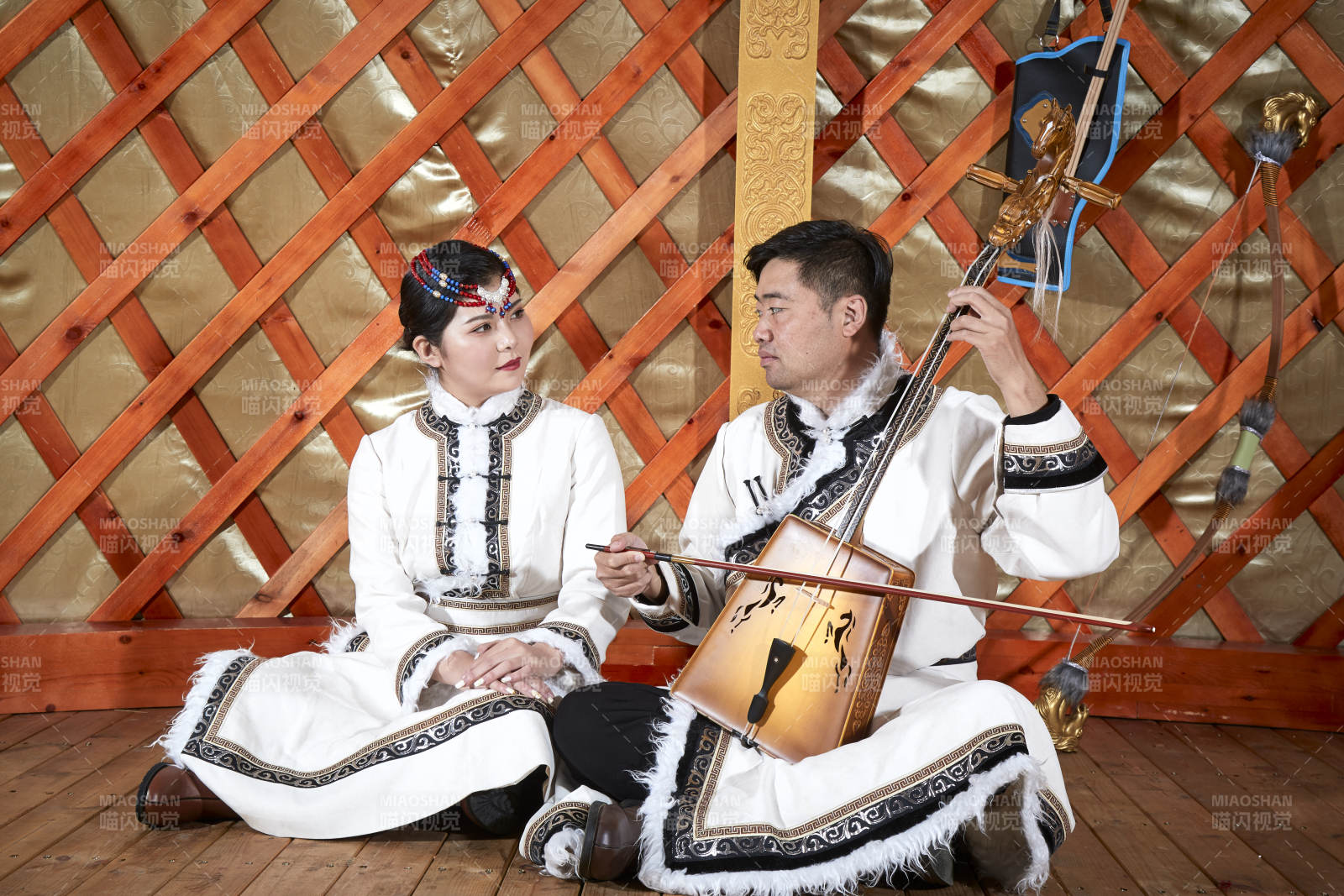 草原上蒙古包里穿蒙古族傳統服飾的年輕夫妻