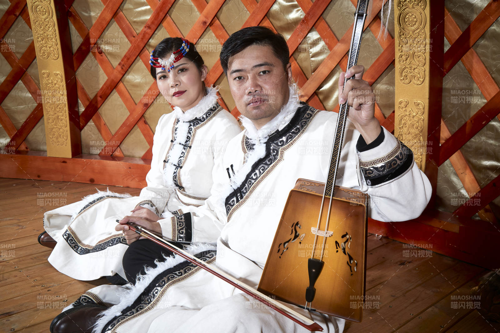 草原上蒙古包里穿蒙古族傳統服飾的年輕夫妻