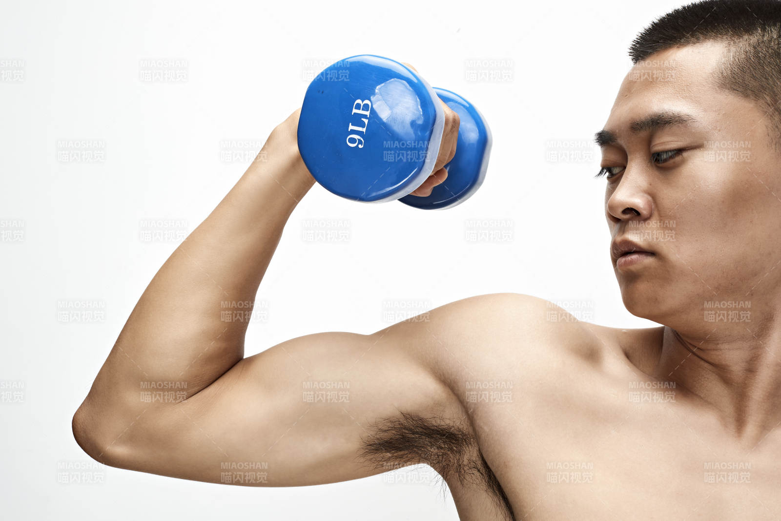 使用啞鈴進行健身鍛煉的亞洲男性