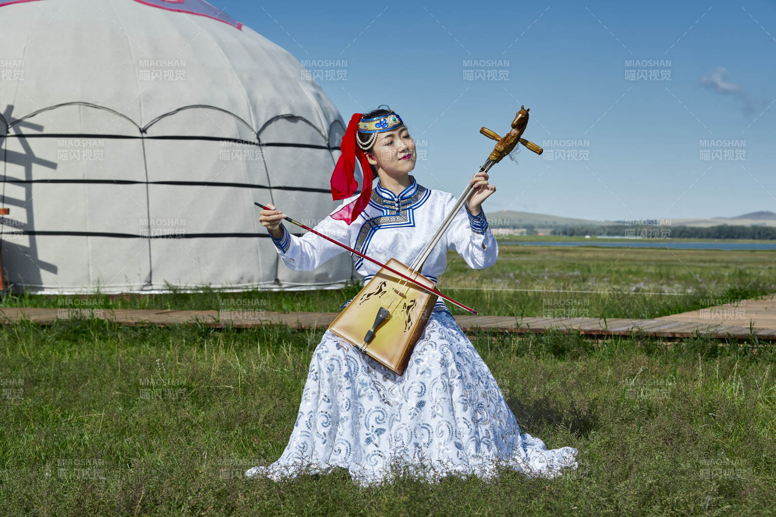 蒙古包前穿蒙古族服饰拉马头琴的蒙族女乐手