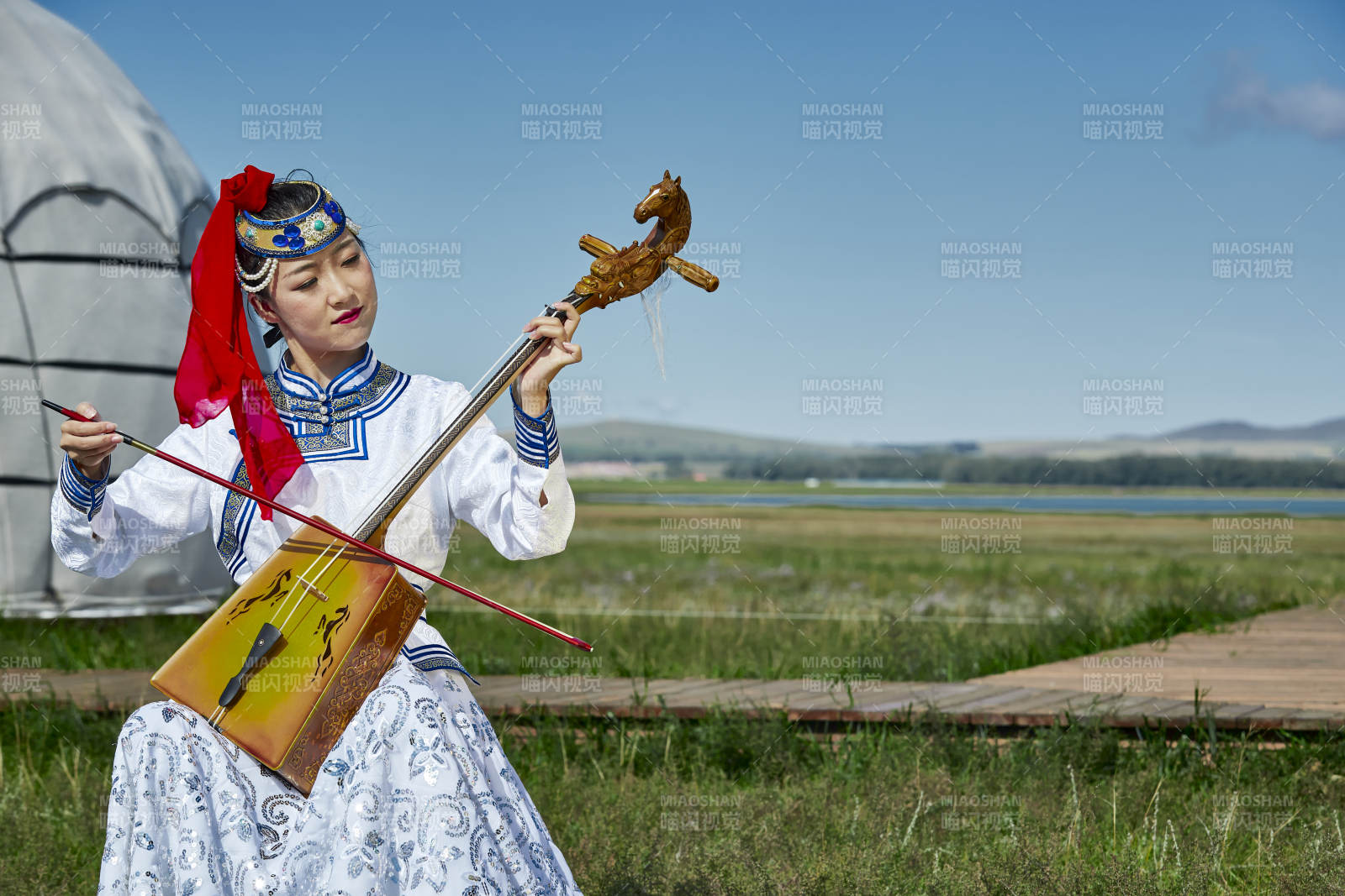 蒙古包前穿蒙古族服飾拉馬頭琴的蒙族女樂(lè)手