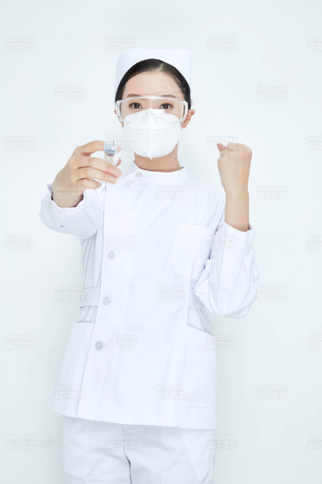 穿護士服戴口罩手執針筒的年輕女護士