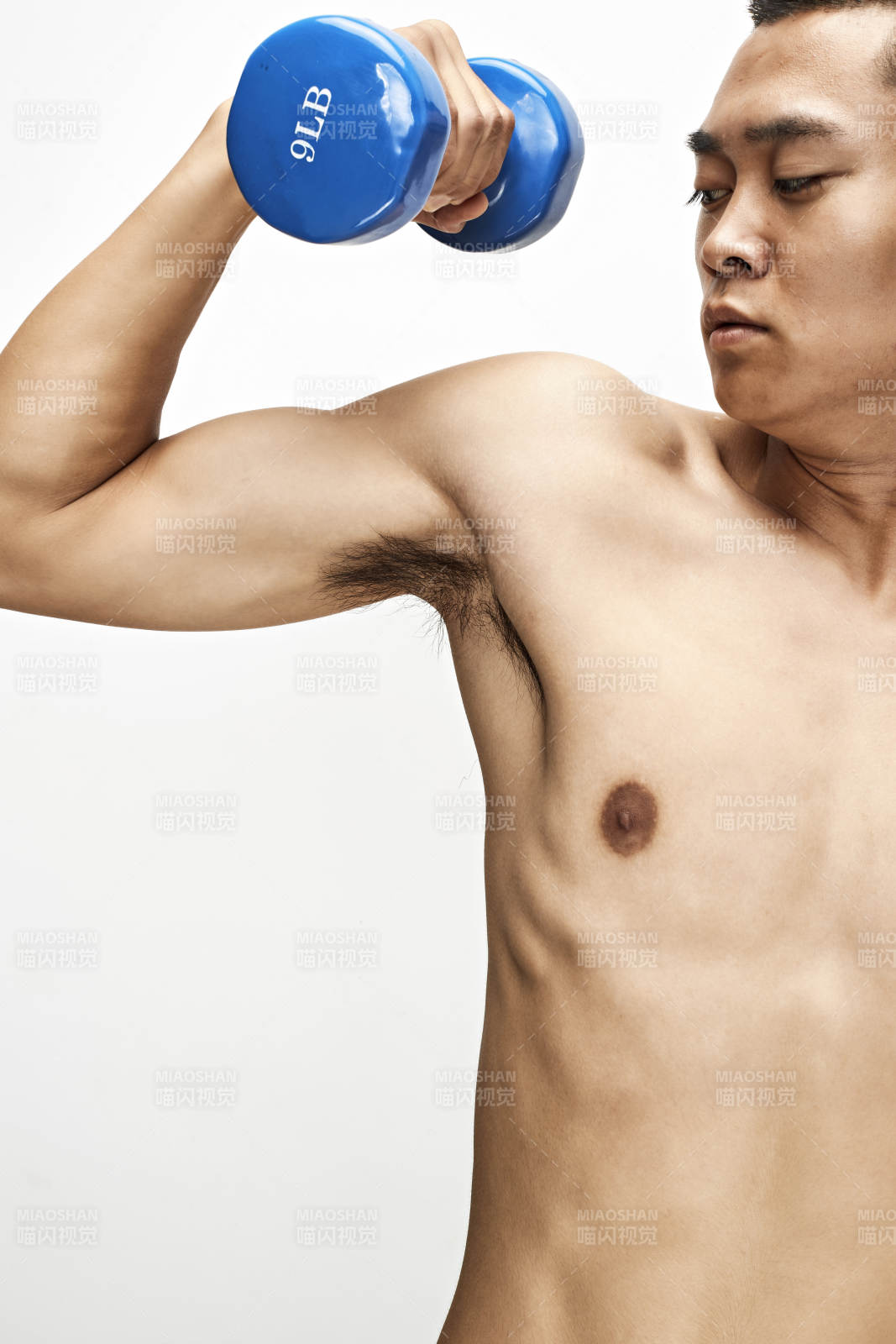 使用啞鈴進行健身鍛煉的亞洲男性