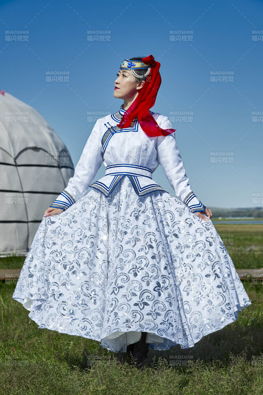 草原蒙古包前身穿豪華蒙古族服飾的蒙族少女