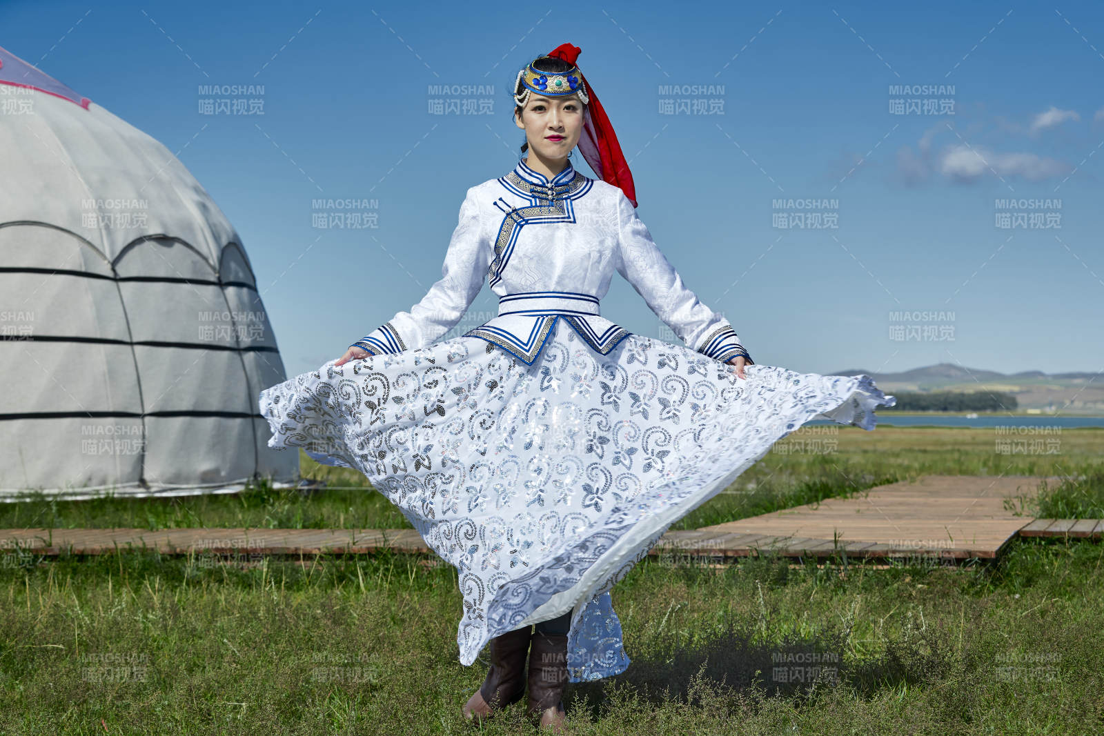 草原蒙古包前身穿豪華蒙古族服飾的蒙族少女